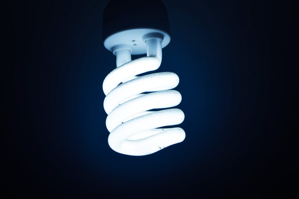 LED verlichting in overkapping brengt gezellige warmwitte sfeer in veranda met ingebouwde spots