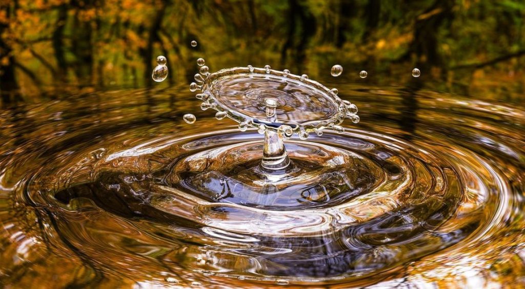 Drinkwater en gezondheid: schoon glas water met waterdruppels, symbool voor hydratatie en de kracht van water