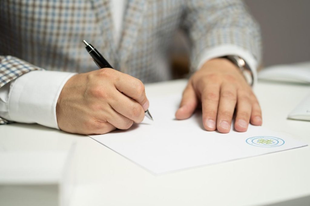 Man die de voordelen van een arbeidsongeschiktheidsverzekering bestudeert voor bedrijfszekerheid