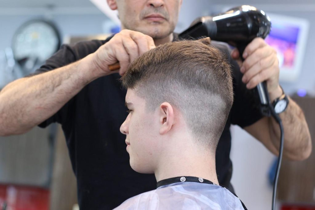 Moderne herenkapper in Roosendaal verzorgt trendy kapsel met fade en undercut stijlen voor mannen