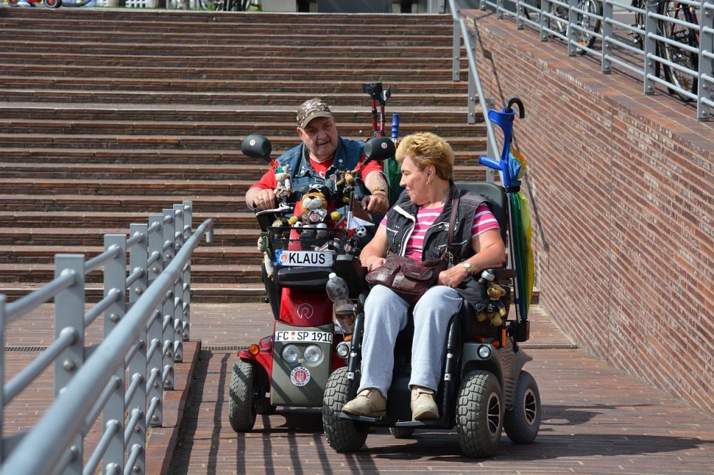 Professionele zorgverlener ondersteunt persoon met handicap in gehandicaptenzorg Zeist omgeving