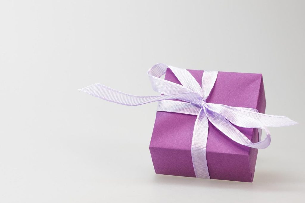 Collectie duurzame relatiegeschenken inclusief herbruikbare flessen, biologische katoenen tassen en Fairtrade producten